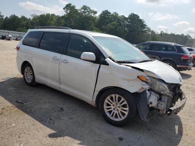 5TDYK3DC7FS662487 - 2015 TOYOTA SIENNA XLE WHITE photo 4