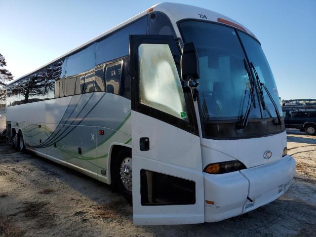 2M93JMPA54W062472 - 2004 MOTOR COACH INDUSTRIES TRANSIT BU WHITE photo 1