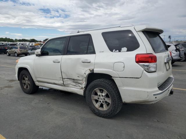 JTEZU5JRXB5032106 - 2011 TOYOTA 4RUNNER SR5 WHITE photo 2