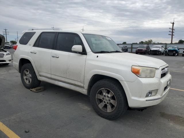 JTEZU5JRXB5032106 - 2011 TOYOTA 4RUNNER SR5 WHITE photo 4