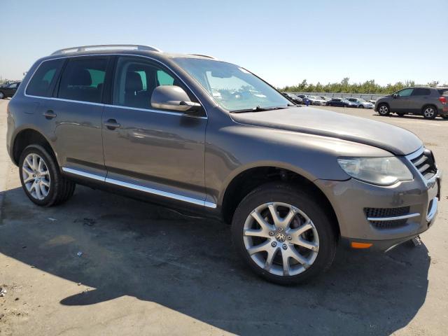 WVGBF7A95AD003799 - 2010 VOLKSWAGEN TOUAREG V6 GRAY photo 4