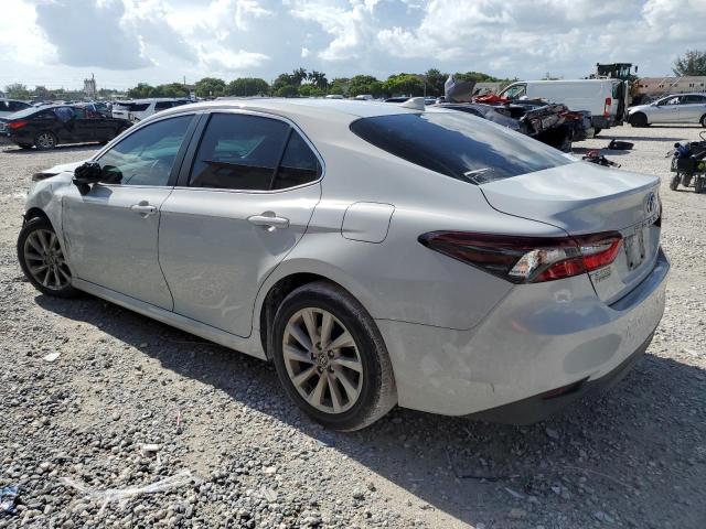 4T1C11AK9NU056823 - 2022 TOYOTA CAMRY LE SILVER photo 2