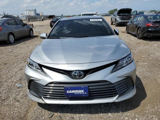 4T1C11AKXPU786095 - 2023 TOYOTA CAMRY LE 银色 照片 5