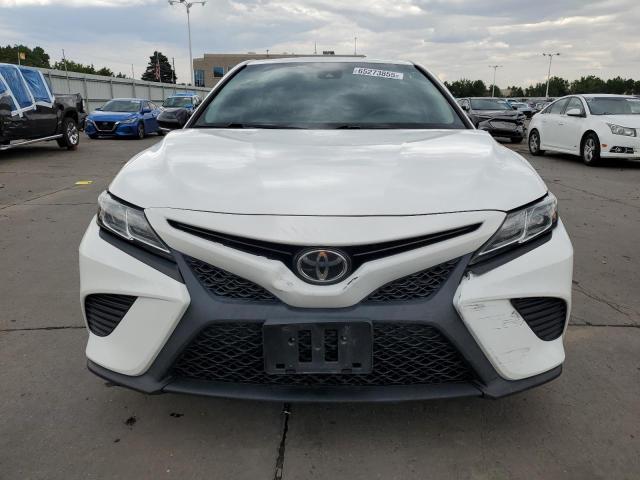 4T1B11HKXJU562270 - 2018 TOYOTA CAMRY L WHITE photo 5