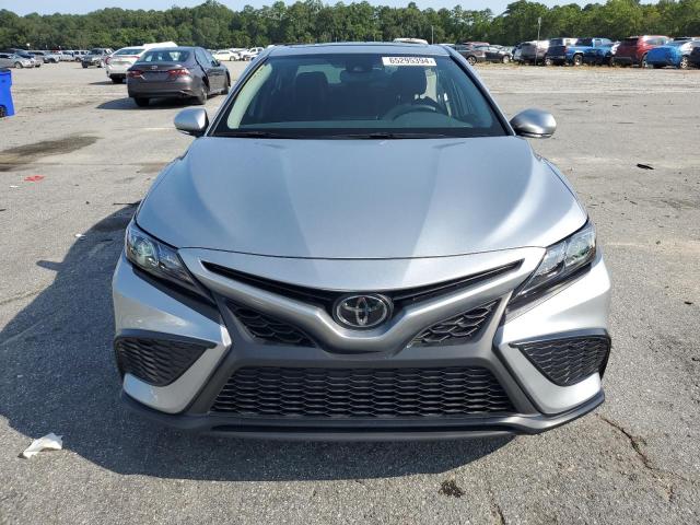 4T1T11AK7PU830506 - 2023 TOYOTA CAMRY SE NIGHT SHADE SILVER photo 5