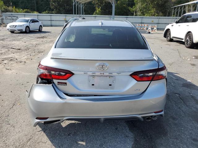 4T1T11AK7PU830506 - 2023 TOYOTA CAMRY SE NIGHT SHADE SILVER photo 6