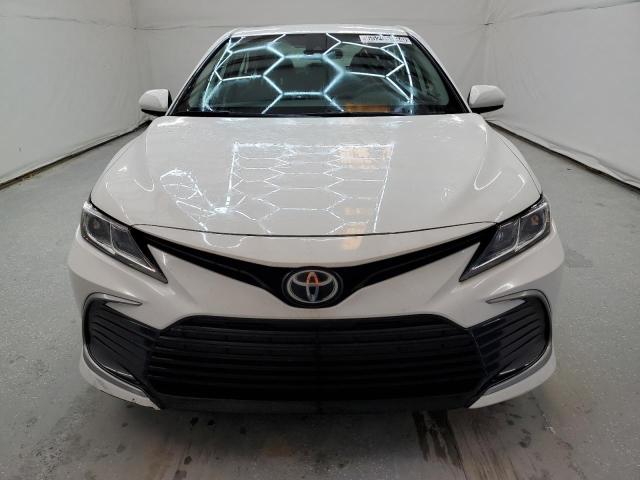 4T1C11AKXMU462639 - 2021 TOYOTA CAMRY LE WHITE photo 5