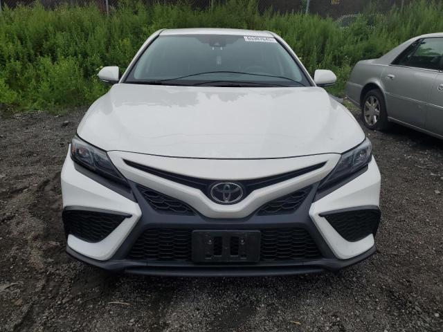 4T1G11AKXRU194796 - 2024 TOYOTA CAMRY SE NIGHT SHADE WHITE photo 5
