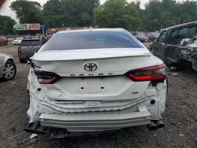 4T1G11AKXRU194796 - 2024 TOYOTA CAMRY SE NIGHT SHADE WHITE photo 6