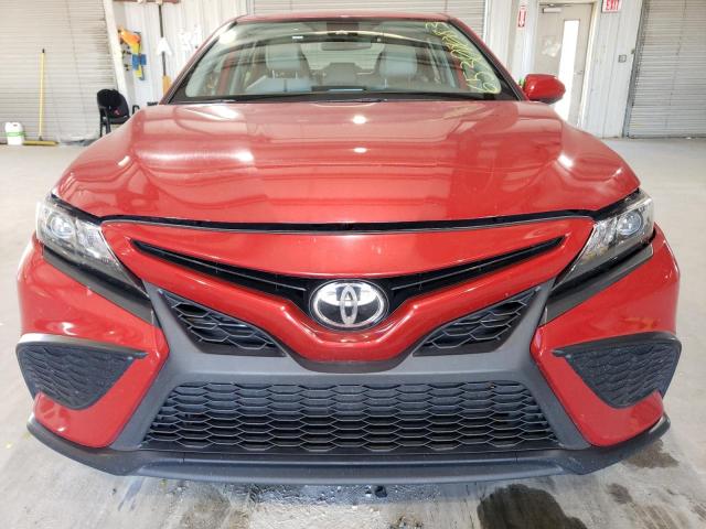 4T1G11AK7MU430331 - 2021 TOYOTA CAMRY SE RED photo 5