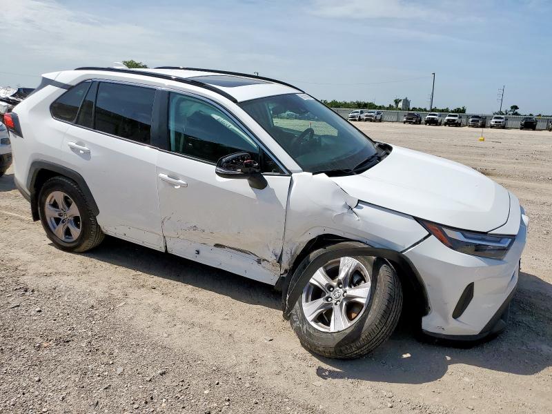 2T3W1RFV5RC292379 - 2024 TOYOTA RAV4 XLE WHITE photo 4