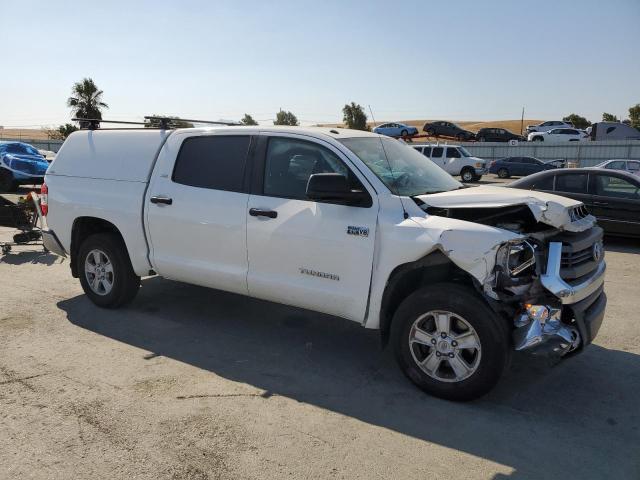 5TFDY5F12EX381887 - 2014 TOYOTA TUNDRA CREWMAX SR5 WHITE photo 4