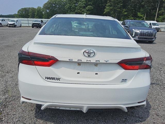 4T1G11BK3RU130646 - 2024 TOYOTA CAMRY SE NIGHT SHADE WHITE photo 6