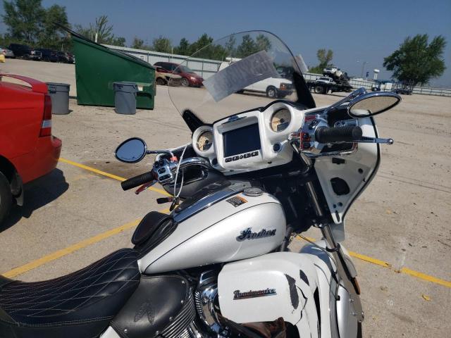 56KTRAAA0K3370733 - 2019 INDIAN MOTORCYCLE CO. ROADMASTER WHITE photo 5