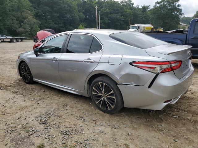 4T1B11HK1JU562402 - 2018 TOYOTA CAMRY L SILVER photo 2