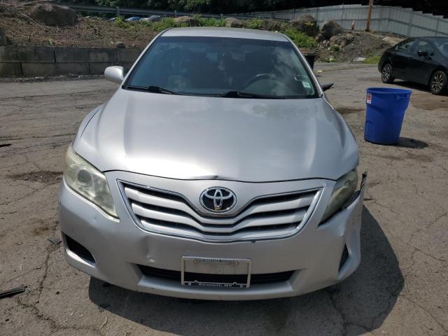 4T1BF3EKXBU677311 - 2011 TOYOTA CAMRY BASE SILVER photo 5
