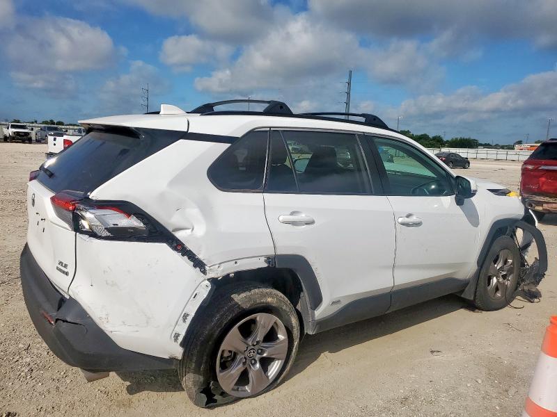 4T3RWRFV2RU120162 - 2024 TOYOTA RAV4 XLE თეთრი ფოტო 3