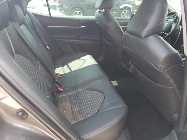 4T1B11HK9JU515294 - 2018 TOYOTA CAMRY L GRAY photo 10