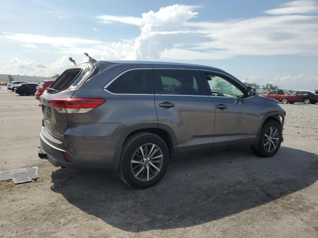 5TDJZRFH6HS470358 - 2017 TOYOTA HIGHLANDER SE GRAY photo 3