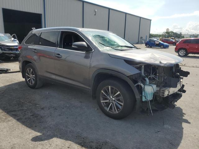 5TDJZRFH6HS470358 - 2017 TOYOTA HIGHLANDER SE GRAY photo 4