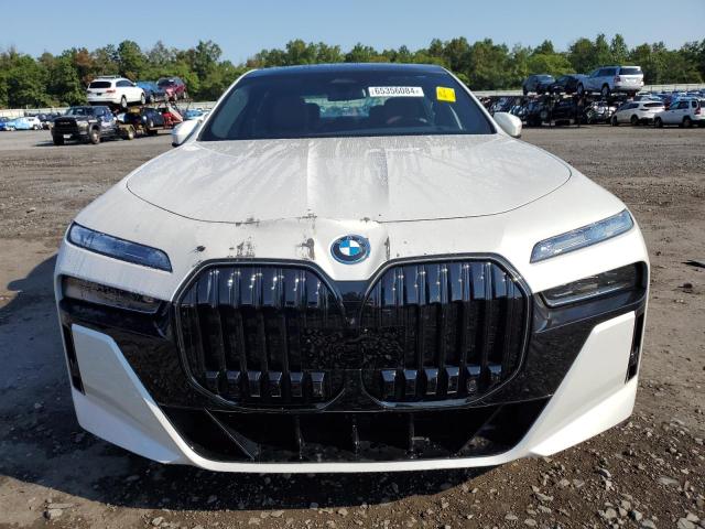 WBY53EJ03RCR69052 - 2024 BMW I7 XDRIVE60 WHITE photo 5
