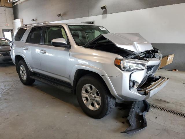 JTEBU5JR5G5326103 - 2016 TOYOTA 4RUNNER SR5/SR5 PREMIUM 银色 照片 4