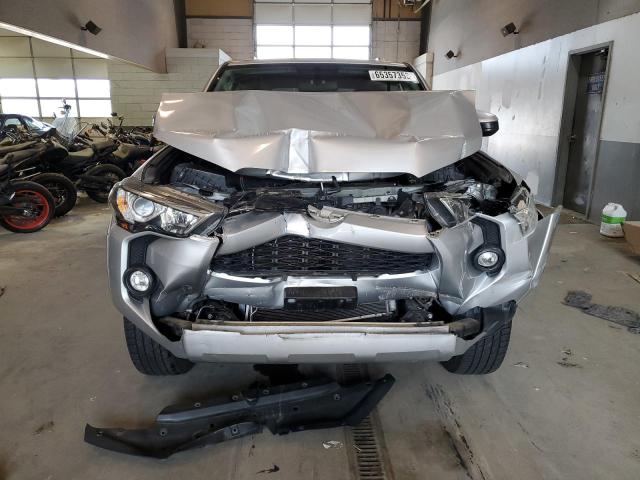 JTEBU5JR5G5326103 - 2016 TOYOTA 4RUNNER SR5/SR5 PREMIUM 银色 照片 5