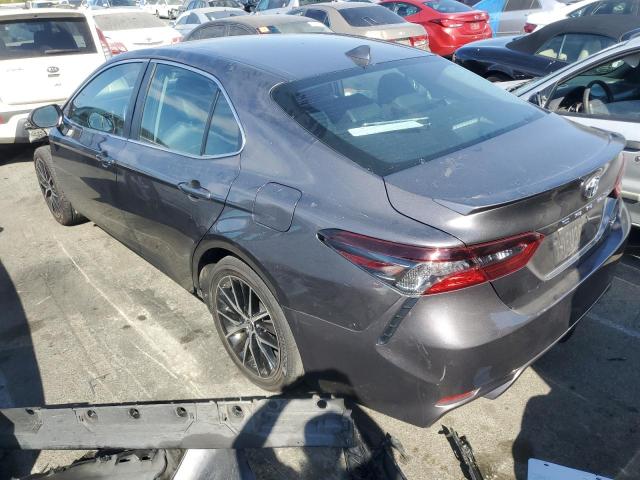 4T1G11AK1PU750765 - 2023 TOYOTA CAMRY SE NIGHT SHADE CHARCOAL photo 2