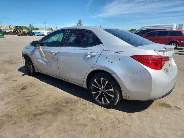 5YFBURHE7KP899501 - 2019 TOYOTA COROLLA L ვერცხლისფერი ფოტო 2