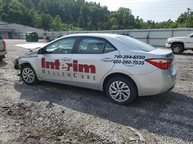 2T1BURHE6JC988717 - 2018 TOYOTA COROLLA L Күміс фото 2