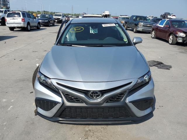 4T1G11AK0PU807733 - 2023 TOYOTA CAMRY SE NIGHT SHADE SILVER photo 5