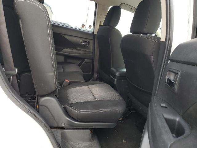 JA4AD3A38JZ007451 - 2018 MITSUBISHI OUTLANDER SE WHITE photo 11