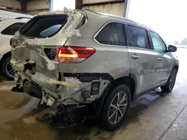 5TDJZRFH7KS943742 - 2019 TOYOTA HIGHLANDER SE SILVER photo 3