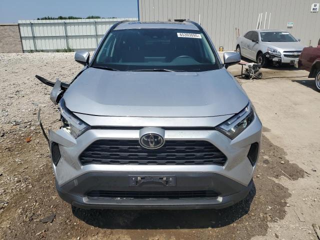 2T3P1RFV8NW269532 - 2022 TOYOTA RAV4 XLE SILVER photo 5