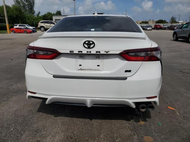 4T1G11AK2RU886308 - 2024 TOYOTA CAMRY SE NIGHT SHADE WHITE photo 6