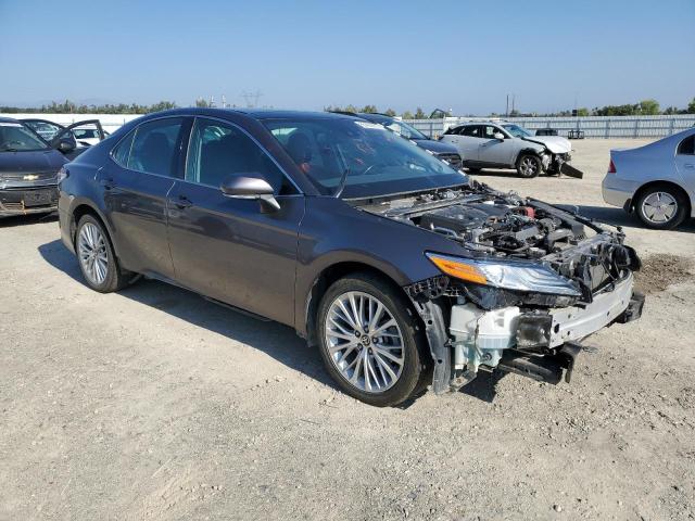 4T1F11BK6LU005465 - 2020 TOYOTA CAMRY XLE GRAY photo 4