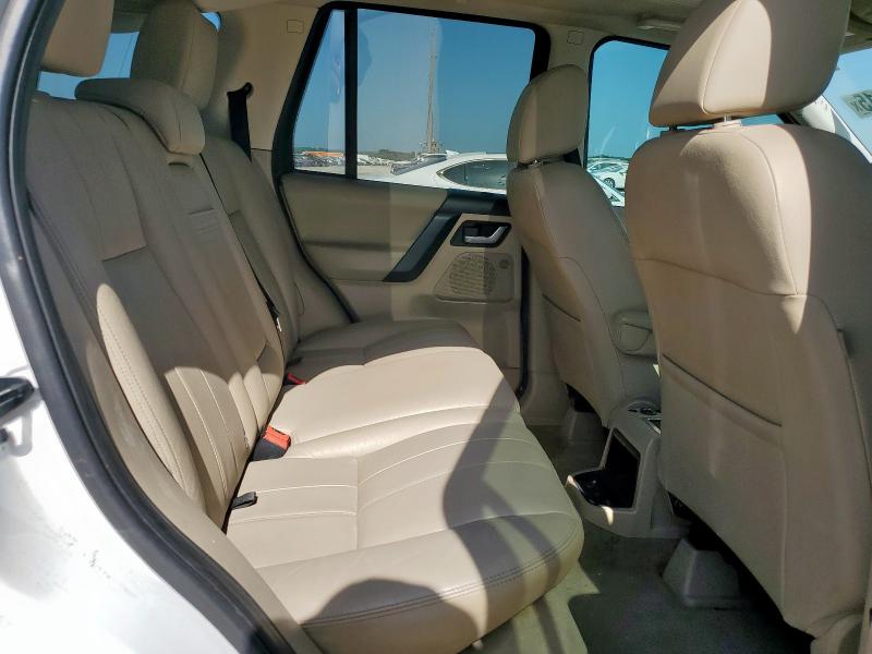 SALFR2BN6CH308647 - 2012 LAND ROVER LR2 HSE WHITE photo 11