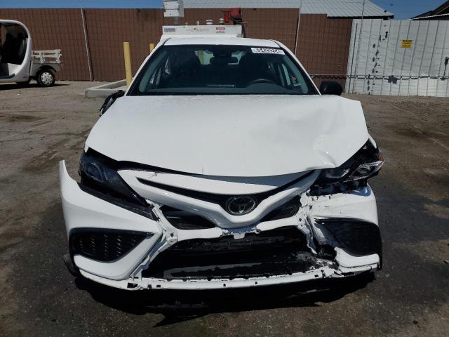 4T1G11AK9RU190917 - 2024 TOYOTA CAMRY SE NIGHT SHADE WHITE photo 5