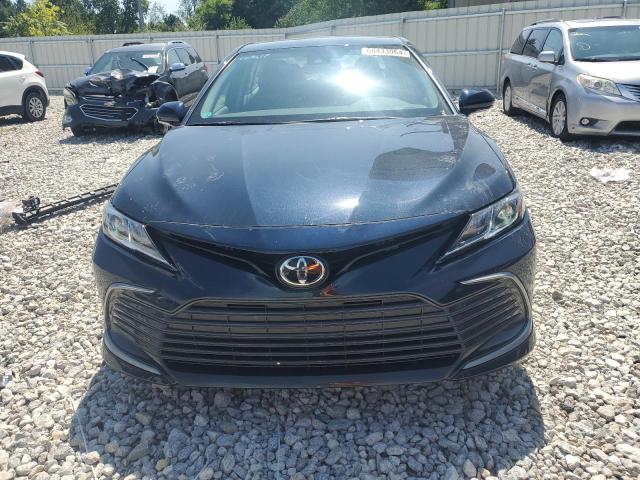 4T1R11BK4MU032422 - 2021 TOYOTA CAMRY LE BLUE photo 5