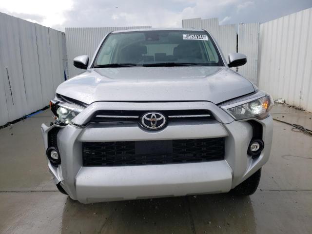 JTEEU5JR4R5306764 - 2024 TOYOTA 4RUNNER SR5 SILVER photo 5