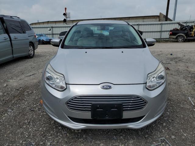 1FAHP3R42CL411530 - 2012 FORD FOCUS BEV SILVER photo 5