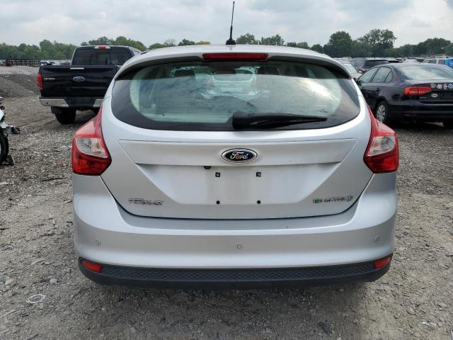 1FAHP3R42CL411530 - 2012 FORD FOCUS BEV SILVER photo 6