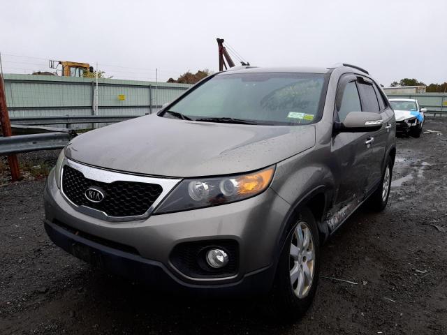 5XYKTDA12BG178570 - 2011 KIA SORENTO BASE GRAY photo 2