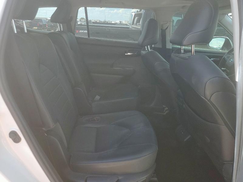 5TDGZRAH1LS511439 - 2020 TOYOTA HIGHLANDER XLE WHITE photo 11