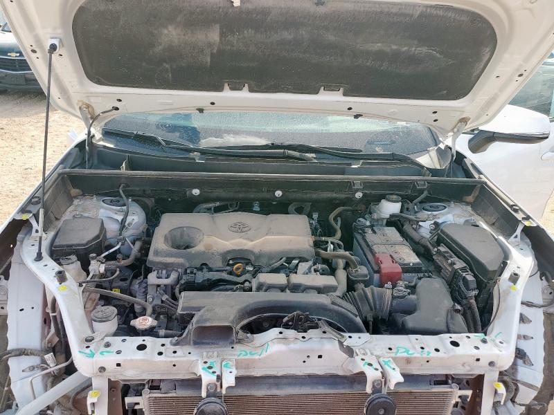 2T3P1RFV8MC229919 - 2021 TOYOTA RAV4 XLE WHITE photo 12