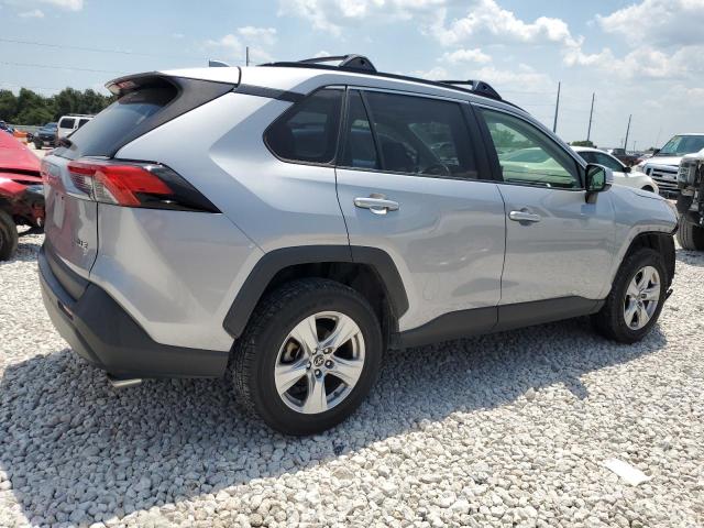 JTMW1RFV7KD009935 - 2019 TOYOTA RAV4 XLE SILVER photo 3