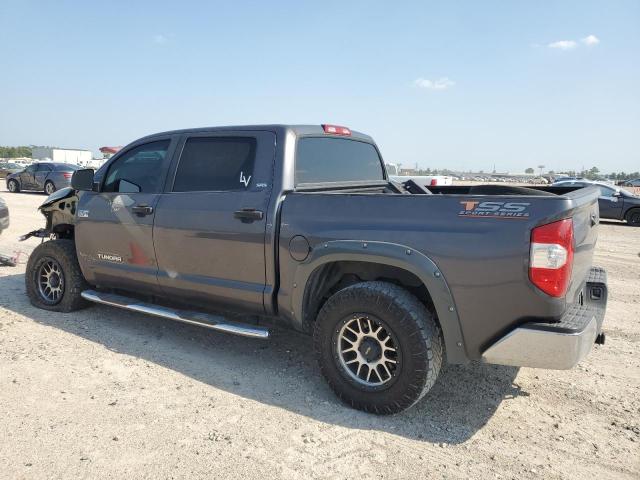 5TFEY5F19JX233900 - 2018 TOYOTA TUNDRA CREWMAX SR5 GRAY photo 2