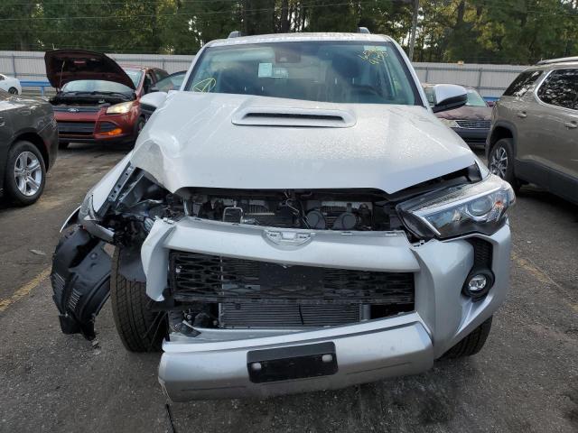 JTEPU5JR5P6141730 - 2023 TOYOTA 4RUNNER SE SILVER photo 5