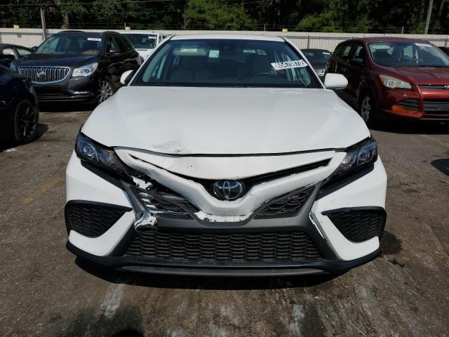 4T1G11AK2PU732016 - 2023 TOYOTA CAMRY SE NIGHT SHADE WHITE photo 5