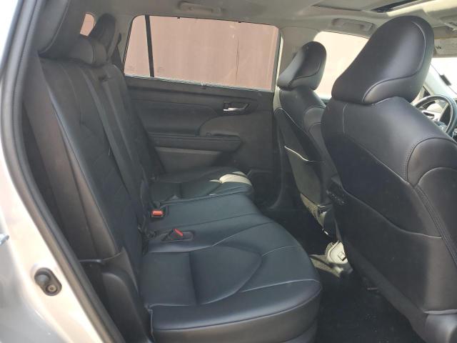 5TDGZRAH0MS522174 - 2021 TOYOTA HIGHLANDER XLE SILVER photo 11